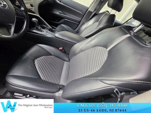 Used 2020 Toyota Camry SE FWD image 11