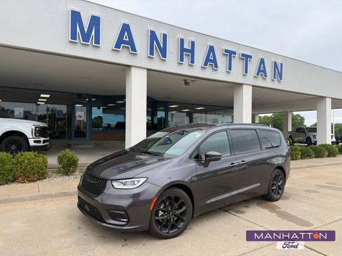 Used 2022 Chrysler Pacifica Touring-L w/ Uconnect Theater Family Group FWD image 1