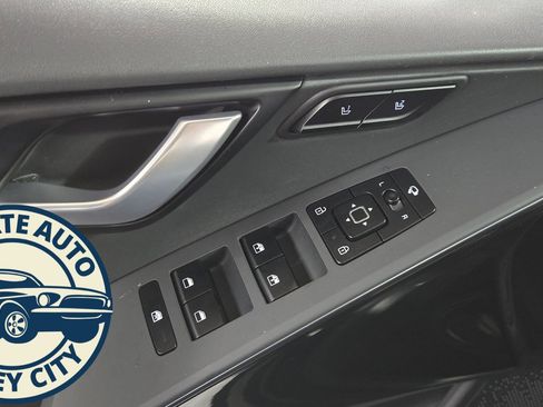 Used 2023 Kia Niro SX image 22