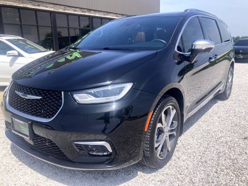 Used 2022 Chrysler Pacifica Pinnacle AWD/4WD image 2