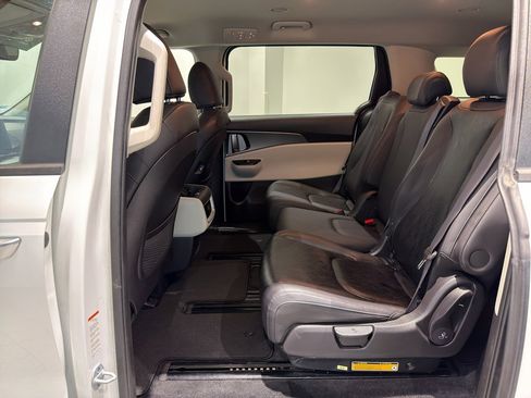 Used 2023 Kia Carnival LX image 20