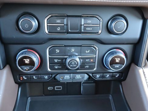 Certified 2024 Chevrolet Suburban High Country w/ Premium Package image 30