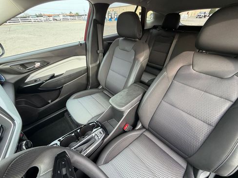 Used 2025 Chevrolet Trax LT image 34