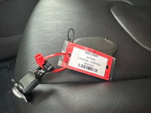 Certified 2025 Kia Carnival FWD image 31