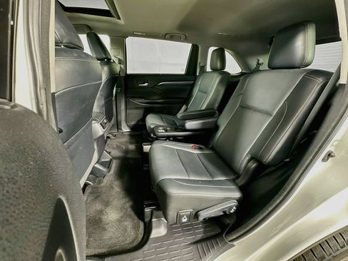 Used 2018 Toyota Highlander Limited FWD image 28