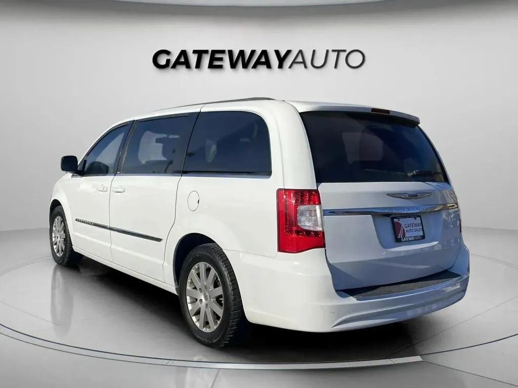 Used 2014 Chrysler Town & Country Touring FWD image 4