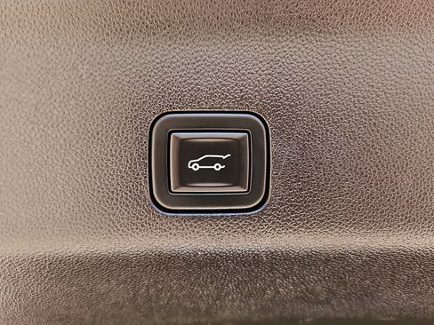 Used 2024 Chevrolet Tahoe LT RWD image 7