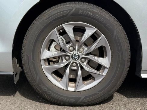 Used 2023 Toyota Sienna XLE AWD/4WD image 9