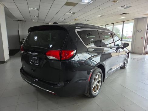 Used 2017 Chrysler Pacifica Touring-L w/ Tire & Wheel Group FWD image 7