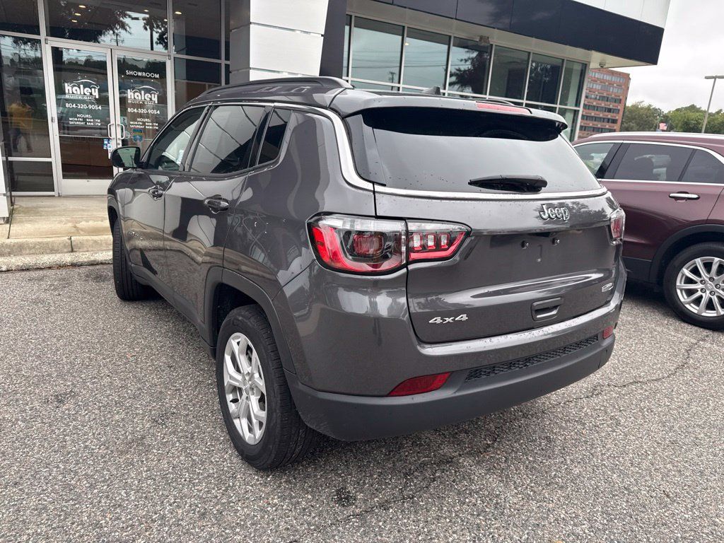 Used 2024 Jeep Compass Latitude AWD/4WD image 8