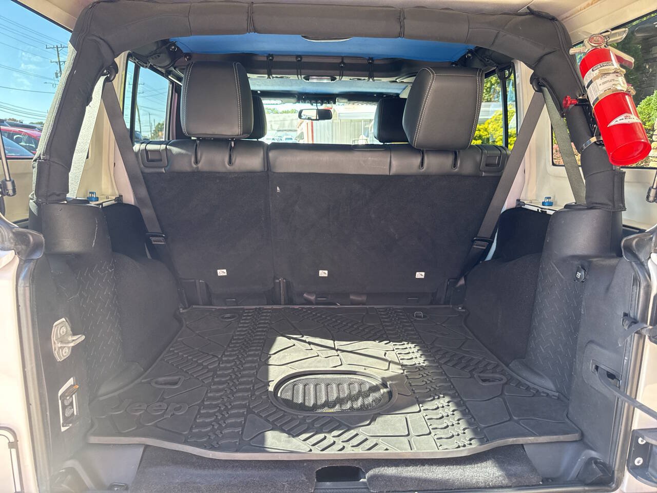 Used 2015 Jeep Wrangler Unlimited Rubicon w/ Connectivity Group AWD/4WD image 7