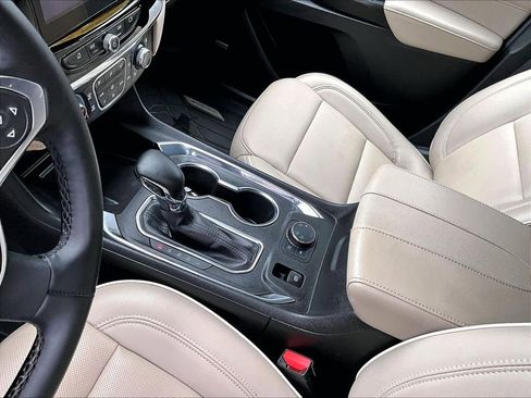 Used 2023 Chevrolet Traverse Premier image 21