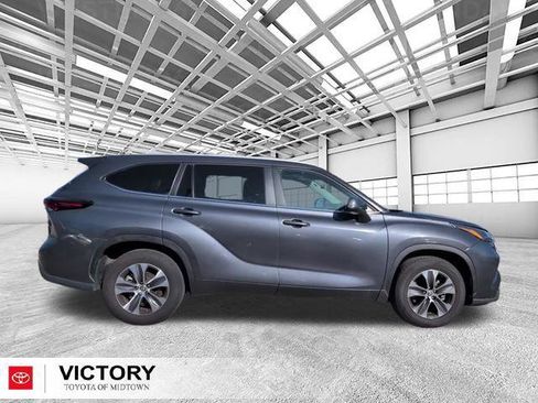 Certified 2024 Toyota Highlander XLE FWD image 2