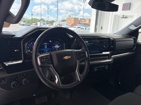 Used 2023 Chevrolet Silverado 1500 LT AWD/4WD image 2