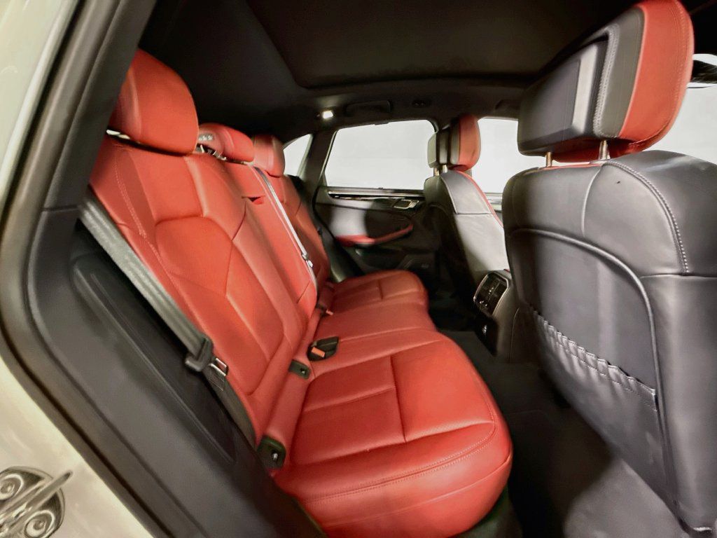 Certified 2025 Porsche Macan AWD/4WD image 19
