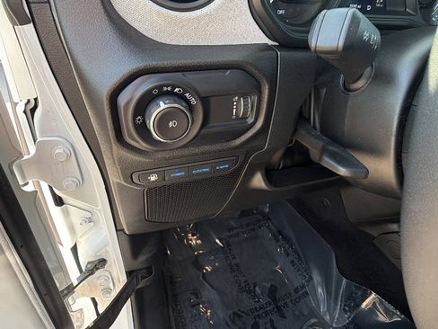 Used 2025 Jeep Wrangler Willys AWD/4WD image 25