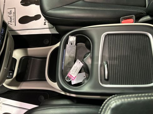 Used 2024 Chrysler Pacifica Touring-L FWD image 21
