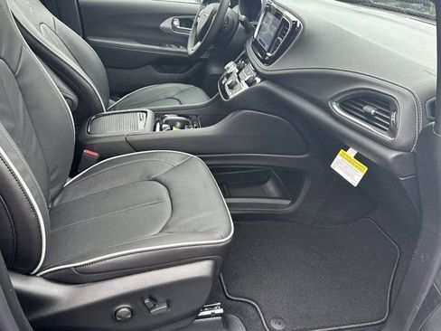 New 2026 Chrysler Pacifica Limited image 14