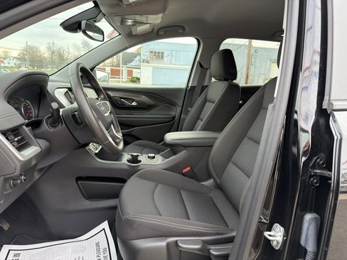 Used 2023 GMC Terrain SLE image 2