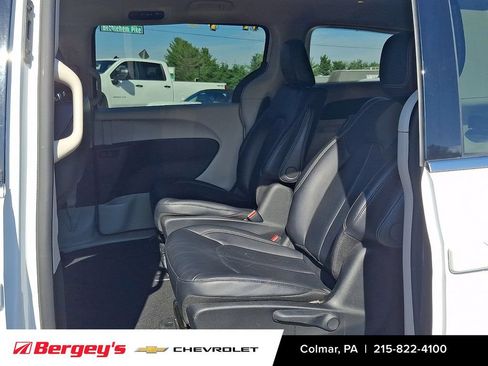 Used 2023 Chrysler Pacifica Touring-L FWD image 12