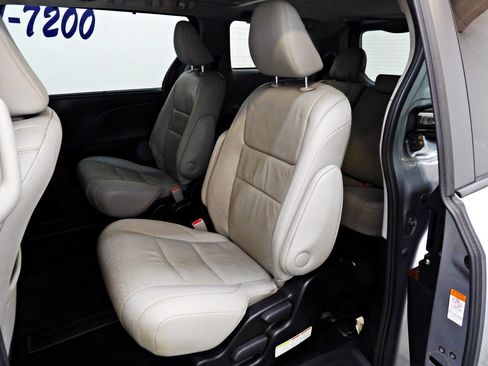 Used 2017 Toyota Sienna Limited image 12