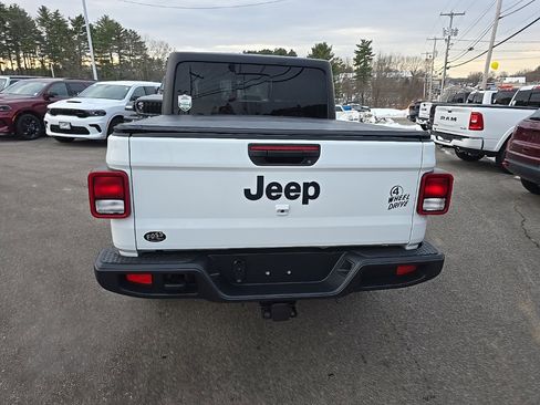 Certified 2023 Jeep Gladiator Willys image 6