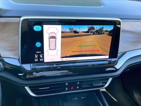 Used 2025 Volkswagen Atlas SE image 26