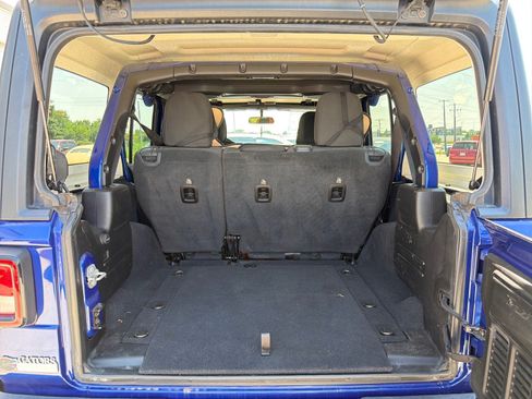 Used 2020 Jeep Wrangler Unlimited Sahara AWD/4WD image 9