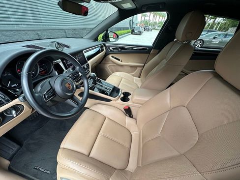 Certified 2023 Porsche Macan image 4