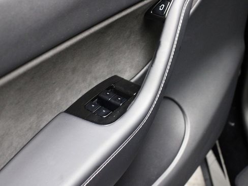 Used 2021 Tesla Model Y Long Range image 34