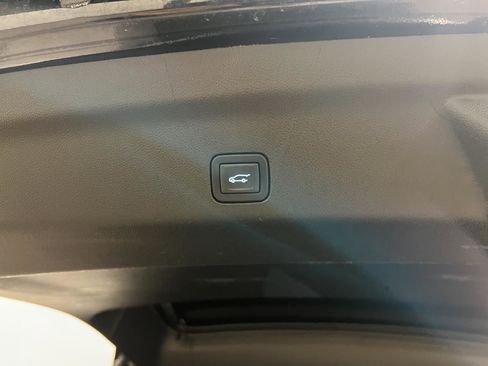 Used 2024 GMC Yukon Denali w/ Advanced Technology Package image 38