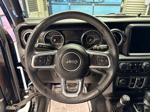 Used 2018 Jeep Wrangler Unlimited Sahara w/ Dual Top Group AWD/4WD image 9