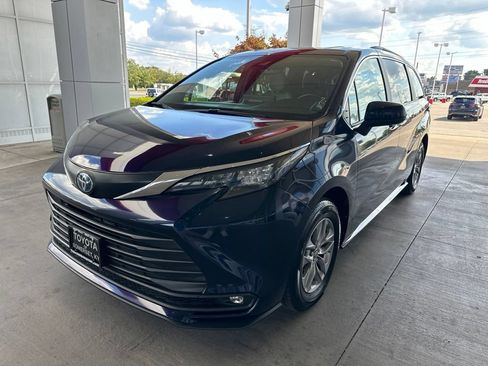 Certified 2025 Toyota Sienna XLE FWD image 3