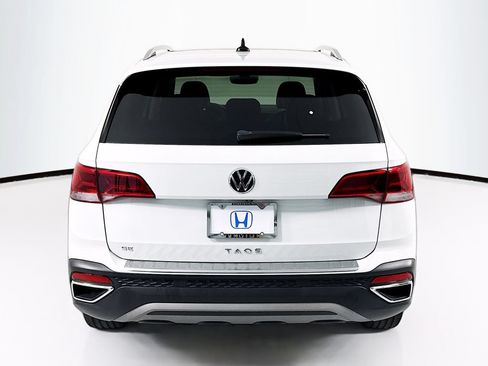 Used 2023 Volkswagen Taos SE w/ Panoramic Sunroof Package FWD image 6