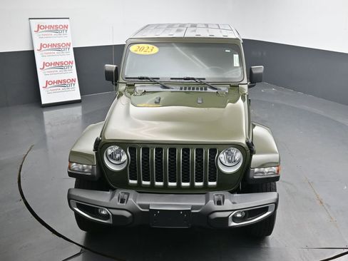 Used 2023 Jeep Gladiator Overland w/ Cold Weather Group AWD/4WD image 34