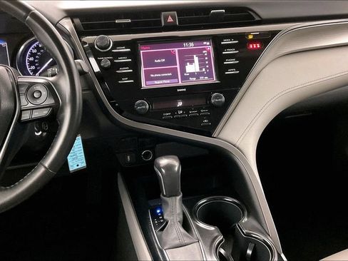 Used 2020 Toyota Camry SE FWD image 9