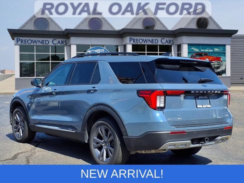 Used 2025 Ford Explorer Active w/ Active Comfort Package AWD/4WD image 2