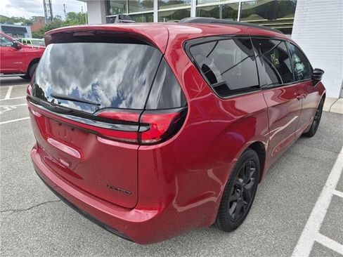 Used 2025 Chrysler Pacifica Limited FWD image 3