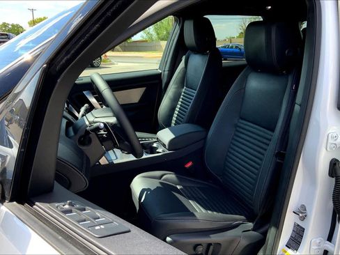 New 2025 Land Rover Discovery Sport Dynamic SE image 9