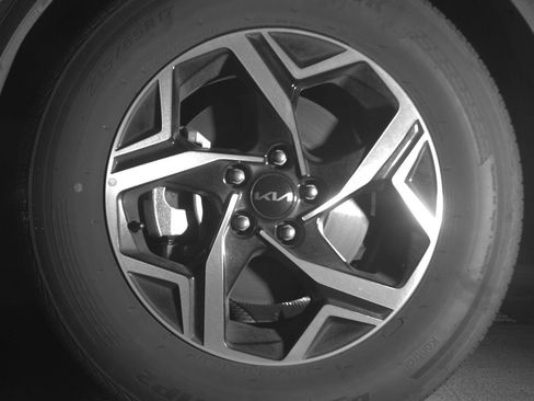 Used 2025 Kia Sportage LX FWD image 12
