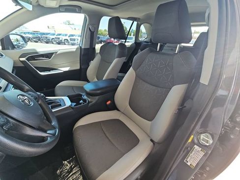 Used 2021 Toyota RAV4 XLE w/ Convenience Package FWD image 16