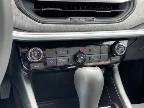 Used 2024 Jeep Compass Latitude image 11