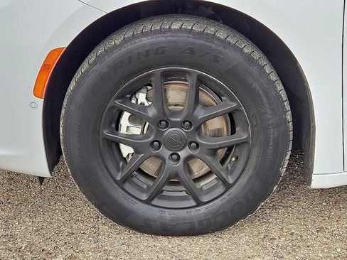 Used 2022 Chrysler Pacifica Touring-L w/ Uconnect Theater Family Group image 11