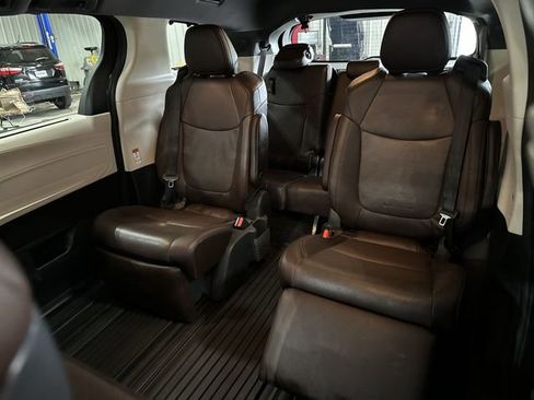 Used 2022 Toyota Sienna Platinum FWD image 29