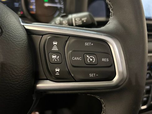 Used 2025 Jeep Wrangler Unlimited Sahara AWD/4WD image 19