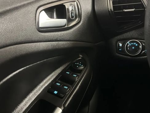 Used 2018 Ford Escape SE FWD image 16