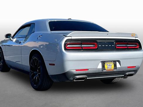Used 2019 Dodge Challenger SXT image 4