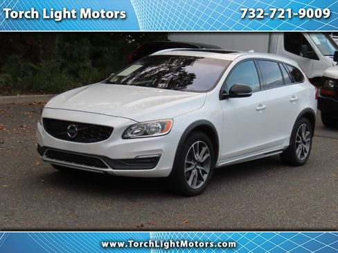 Used 2018 Volvo V60 T5 Cross Country w/ Convenience Package image 1