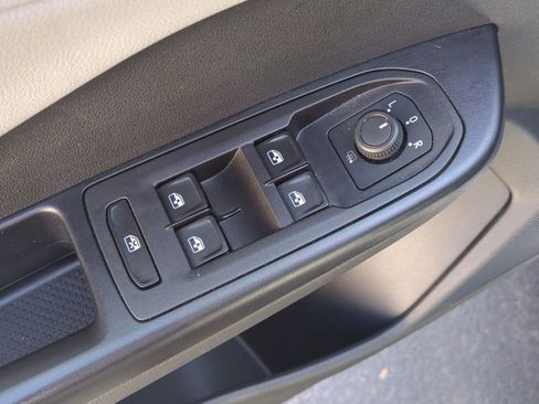 Used 2024 Volkswagen Taos SE image 13