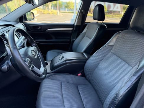 Used 2018 Toyota Highlander Plus w/ Carpet Mat Package (TMS) image 9